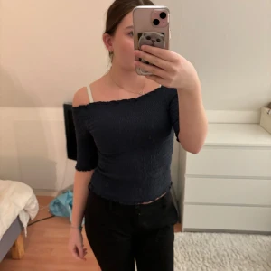 Marinblå off shoulder tröja - Strl 146/152, passar xs/s, fint begagnat skick