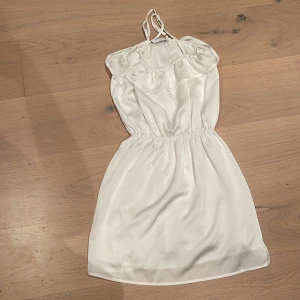 Grunt klänning - Nu säljer jag min fina grunt tröja med volang!den såhär korsar med banden på ryggen 