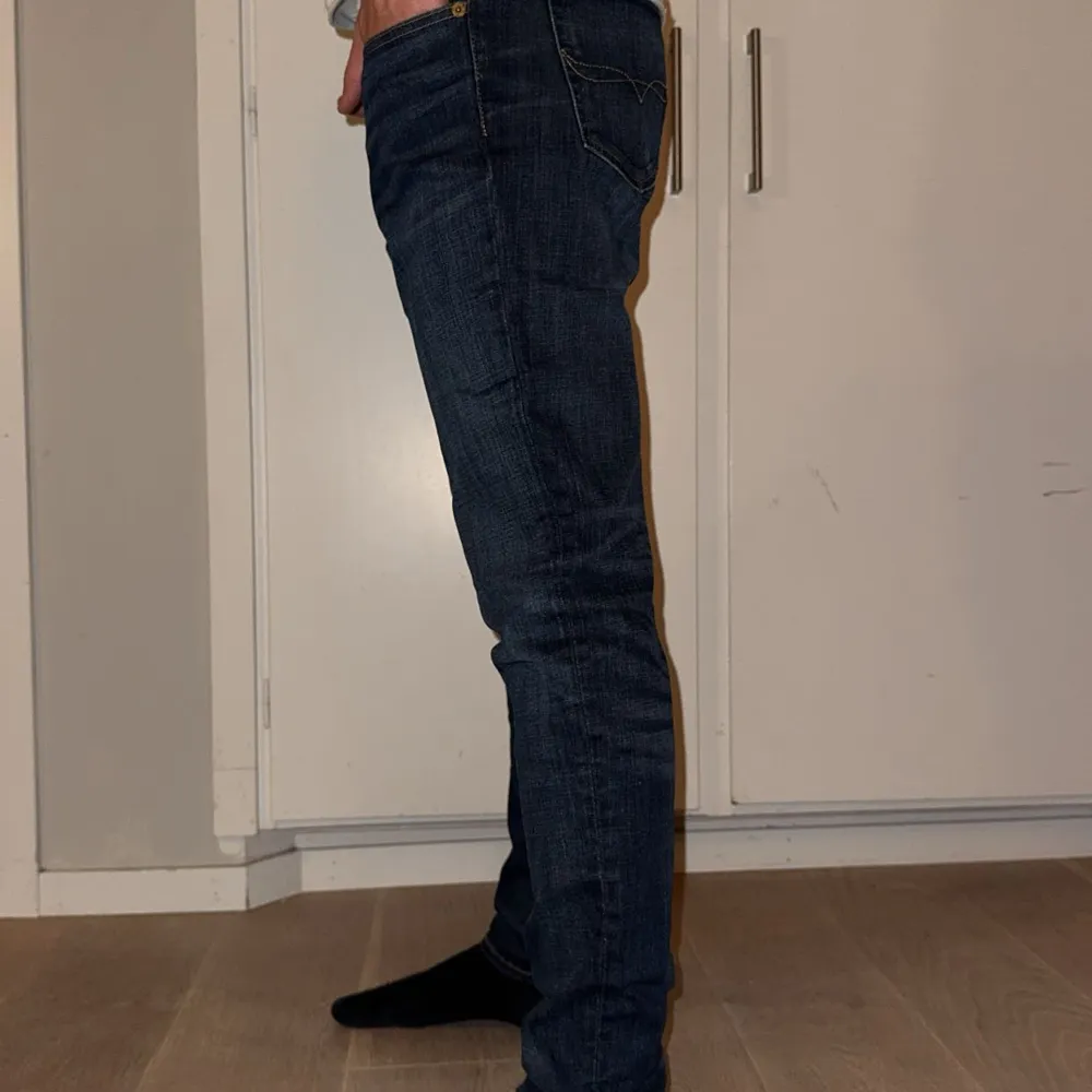 Riktigt feta polo ralph lauren jeans. Modellen på jeansen heter tompkins skinny och skicket är riktigt bra, inget hål, defekt eller skada över huvud taget på jeansen. storlek 31 och modellen på bilden är 176cm. Priset är inte hugget i sten.. Jeans & Byxor.