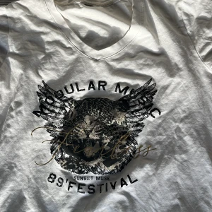 Vanlig vit tröja passar till mycket! - Nästan som ny knappt använd, passar till mycket🙏🏽