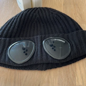 Cp company mössa - Säljer min feta mössa som jag använde förra året. Nypris 1600+ Den är använd o plasten är lite slipat. Även gjort en lagning. Men överlag så är mössan fof i bra skick. Tags följer med. Hör av er vid minsta lilla fundering eller fråga.
