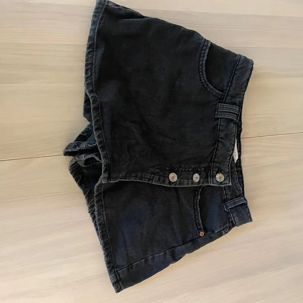 Helt ny jeans kjol med gömda shorts! Jätte vacker! . Kjolar.