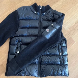 Moncler cardigan - Säljer nu min feta Moncler cardigan då jag inte använder den längre. Skicket är 8/10 då den har fått en liten skada i vänster axeln (skriv om bild)  Priset kan diskuteras