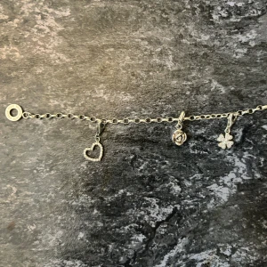 Thomas Sabo armband med charms (äkta silver) - Super gulligt äkta silver armband från Thomas Sabo. Kommer med tre olika Charms var av ett från Thomas sabo och de andra vet jag inte men de är också äkta silver 