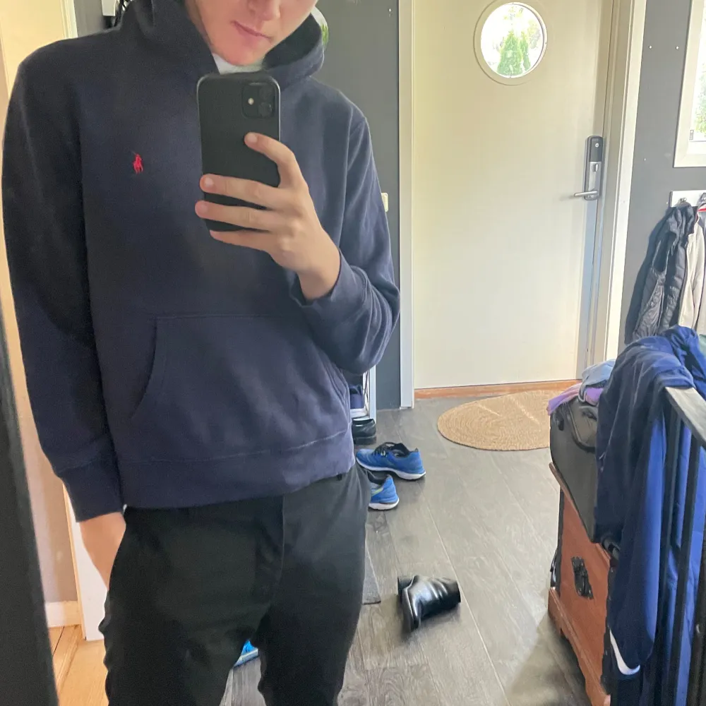 Ralph lauren hoodie i väldigt bra skick, har en likadan i grå också om ni vill köpa, priser kan alltid diskuteras! Storlek L ungdom passar xs-xs.. Hoodies.