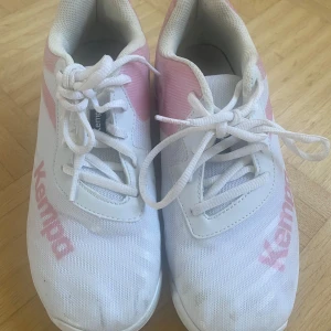 Handbollsskor strl 39 - Sparsamt använda handbollsskor i jättefint skick Strl 39 