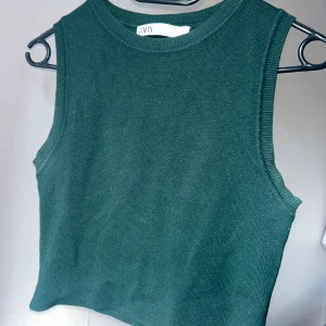 Zara Topp - Mörkgrön topp i storlek L, men passar mig som brukar ha M! Den är från Zara och är i nästan helt nytt skick💚 (Sälja på olika plattformar)