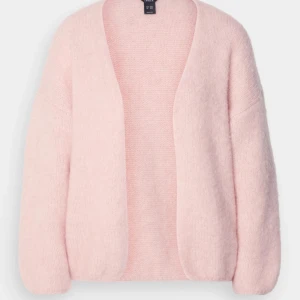 Rosa Kofta - Säljer min super mysiga ljusrosa kofta från Lindex, jag har inte använt den särskilt mycket! Storleken är xl/xxl men skulle säga att storlekarna är välldigt små så denna passar om du vanligtvis har s/m om du vill att den ska sitta lite oversized.