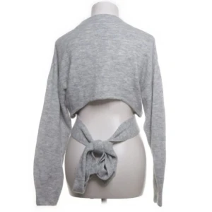 Tröja med öppen rygg❤️ - Supersöt stickad tröja med öppen rygg och snören man knyter där bak🤗 Skriv vid frågor!!HAR MÅNGA INTRESSERADE