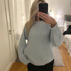 Stickad tröja - Jättefin och mysig tröja. Den är i bra skick🤍hör av dig vid frågor