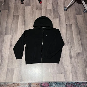 WEEKDAY zip-up - Inga defekter. Skick 8/10.