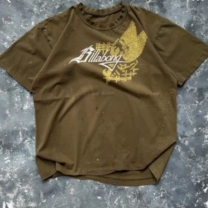 Gaalen tisha  - Riktigt riktigt snygg vintage tisha, hade inte sålt om inte för kort för mig. Slå till idag ni vet redan att de bästa priserna finns här🤙 Har lite fläckar, målarfärg ja lovar!😰😰