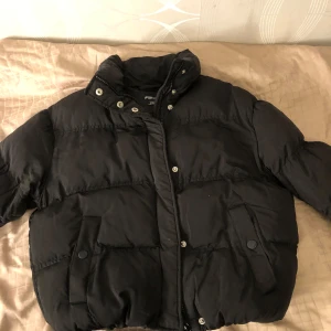 jackor 400kr - 1 jacka 250kr båda jackorna 400kr. Båda jackorna är i fint skicka och välbehållna, säljer då de är för små för mig. den ena jackan är i xs och den andra jackan är i 158. skriv gärna om du har några frågor!!