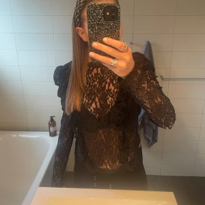 spetsblus H&M - superfin svart spetsblus eller topp från H&M, storlek s men passar jättebra för xs också. tröjan är i toppen skick, aldrig använd från mig. den passar perfekt till festligare tillfällen !! 💝💕💓💞🎀🩷