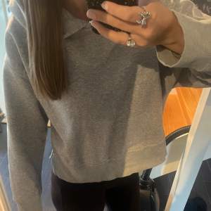 en väldigt basic men jättefin grå hoodie med slits på sidorna ifrån Zara i storlek m men skulle säga att den är mer som storlek s. fint skick lite lite små nopprig men inget som syns egentligen 💞💕💓