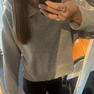 Zara hoodie - en väldigt basic men jättefin grå hoodie med slits på sidorna ifrån Zara i storlek m men skulle säga att den är mer som storlek s. fint skick lite lite små nopprig men inget som syns egentligen 💞💕💓