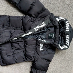 Hoodrich jacka junior - Svart täckjacka av märket Hoodrich. Storlek 13-15Y (XL). Mycket bra skick!