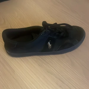 Ralph Lauren Skor - Säljer mina Ralph Lauren skor som jag köpte från Boozt.com för ca ett halvår sen.  Jättesnygga och bra kvalitet Är dock lite sönder på insidan men det är inget man ser.