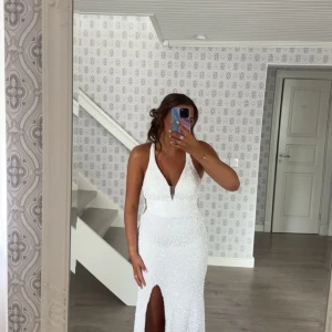 Balklänning - Säljer min balklänning från Zalando Stl 38  Fint skick lite skitig på insidan av släpet men ingenting som syns alls 