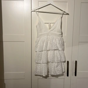 Klänning  - Säljer min klänning för att den har blivit för liten tyvärr.. Har fått så mycket komplimanger i den och den passa alla kropps byggnader. Det är en storlek S-M men den passar också XS då mina kompisar har lånat och den har passat. Justerbar i axlarna.