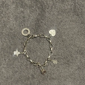 Berlockarmband Thomas sabo - Jättefint, nypris med alla berlocker: 1500kr mitt pris: 200  2 berlocker från Thomas sabo, två från guldfynd 