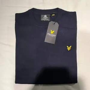 Oanvänd stickad tröja av lyle and scott i marinblå färg.  Tveka inte på att skriva om du undrar över något😁 