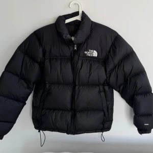 The North Face puffer jacket - The North Face puffer jacket (700). Använd en del, men fortfarande fint skick!