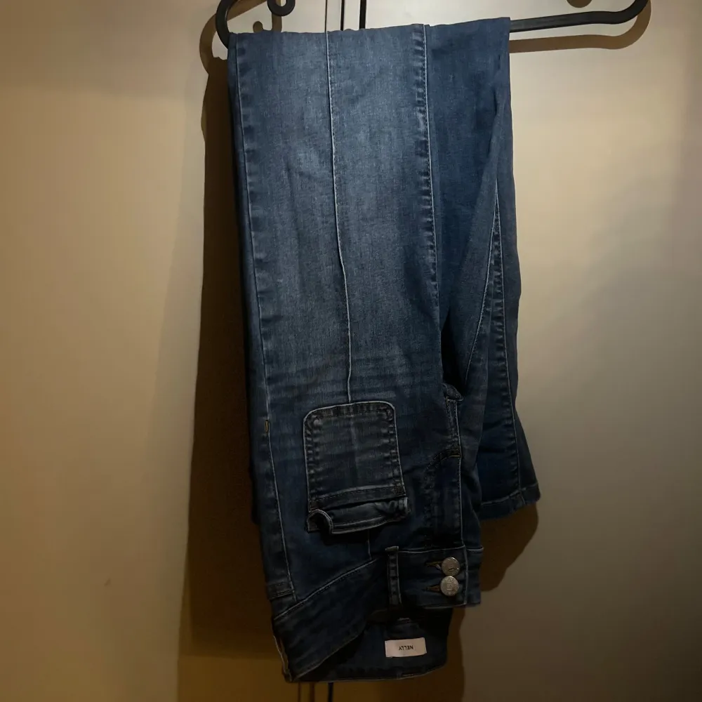 Ett par jätte fina jeans från Nelly som jag köpte för 2 veckor sen och är i bra skick. Storlek 32 och är stretch i. Köpt för 699kr . Jeans & Byxor.