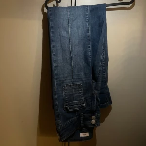 Nelly jeans  - Ett par jätte fina jeans från Nelly som jag köpte för 2 veckor sen och är i bra skick. Storlek 32 och är stretch i. Köpt för 699kr 