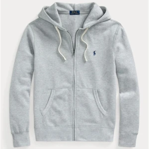 Ralph Lauren zip up hoodie - Säljer denna feta Ralph hoodien!! Perfekt nu till hösten/vintern.  Riktigt skön och lätt att styla till. Passar perfa till skorna jag säljer😮‍💨 Frågor eller funderingar? Kontakta mig! (Priset kan diskuteras vid snabb affär!)