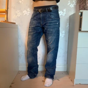 jeans - washed out jeans från h&m relaxed fit. utan skador. jag är 167cm. skriv gärna för mer info, mått eller pris.