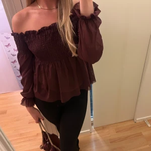 Blus  - Superfin vinröd mesh blus från Gina tricot i Stl S. Bra skick💕