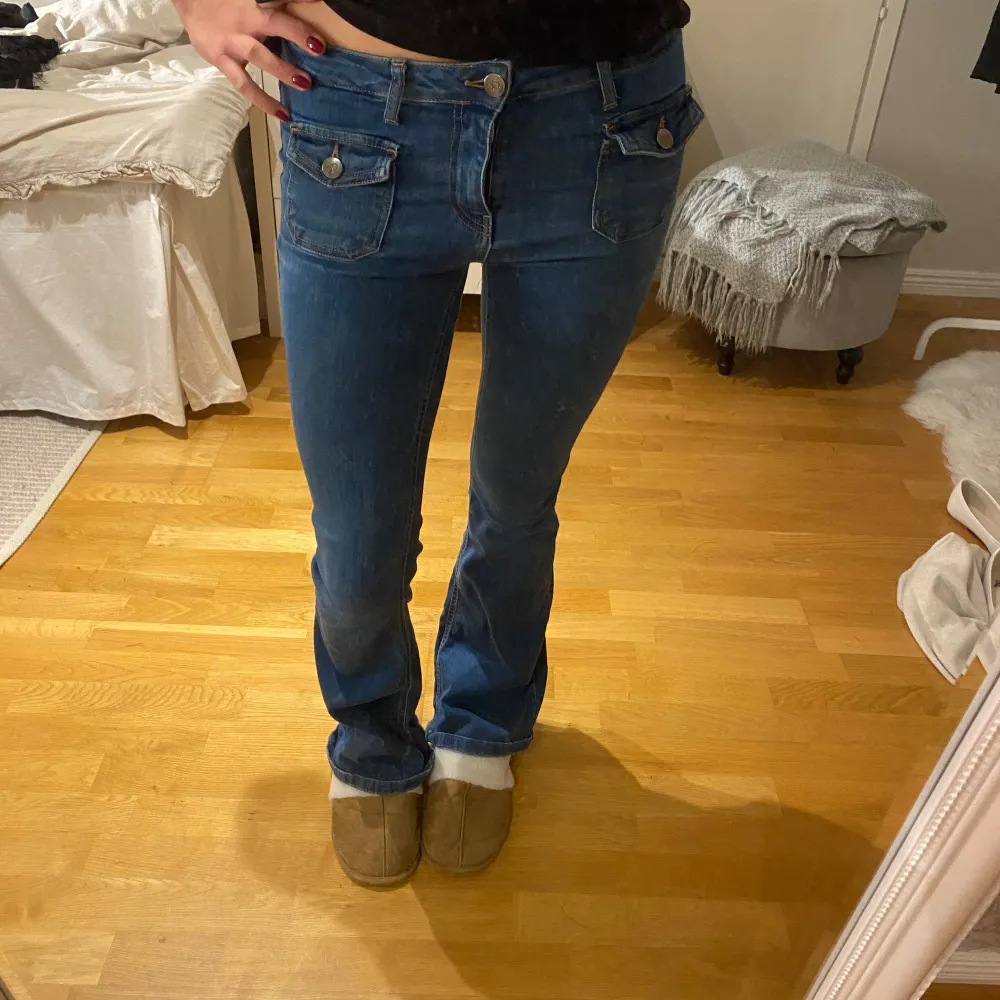 Jättesnygga lågmidjade jeans med snygga fickor fram. Bra skick förutom några små defekter, se bilder. Endast små slitningar som inte syns mycket när man har jeansen på sig. Storlek XS. Jeans & Byxor.