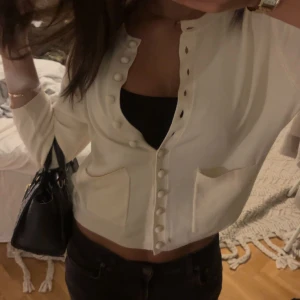 trekvartärm tröja - såå fin beige tröja! de är en storlek större än på andra bilden så den är inte lika tajt som där!❤️helt nyskick och ändast använd 1 gång