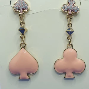 Örhängen - Långa i rosa - Långa stiftörhängen med symboler: klöver & spader.  ✨️✨️✨️Titta igenom alla mina upplagda och köp fler saker i bundle för att spara på frakten och få allt du köpt i ett och samma paket✨️✨️✨️
