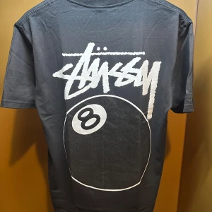 Stüssy/Stussy tröja - Stussy tshirt, använd typ en gång, kan strykas innan den skickas. passar från storlek S-L beroende på hur man vill att den ska sitta, jag personligen har mellan S-M. vid frågor eller mer bilder skriv privat! :)