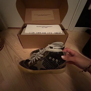 Coola Golden Goose sneakers i nyskick💕 - Så fina sneakers som köptes för ungefär 6000kr från Italien och som tyvärr inte kommer till användning och ska därav säljas💕Jag har storlek 38 i skor och upplevde dessa en aning för stora, men gick fortfarande att använda utmärkt! Mer info privat 💕