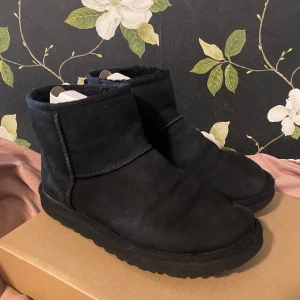 Svarta Uggs - Svarta basic mini uggs! Använda väl men ändå bra skick! Fodret i är ”tilltrampat” och det finns lite fläckar och väck. Men rengjorda!