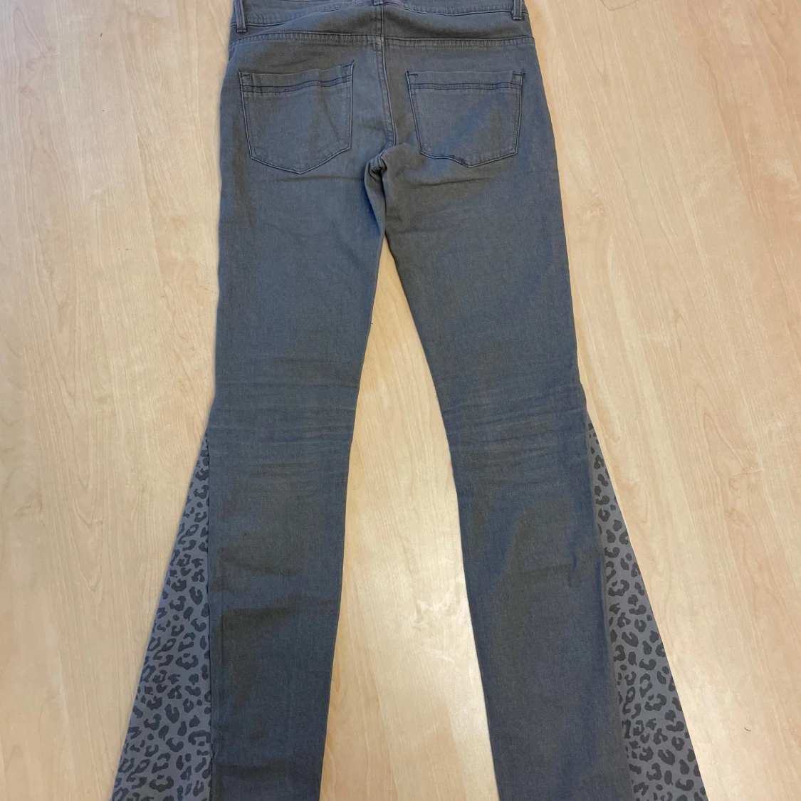 Lågmidjade bootcut leopard - 92