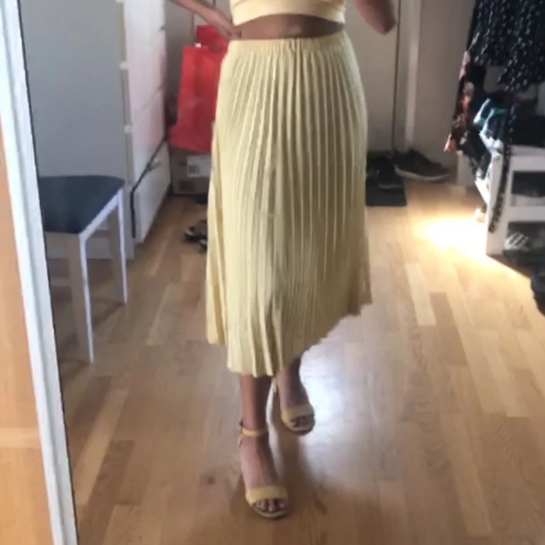  Plecerad gul kjol från Gina