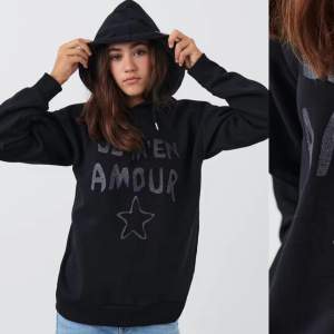 Je m’en amour hoodie från Gina. Hoodien är svart och texten glittrig. Inte använd mycket. Original pris är 250kr💞