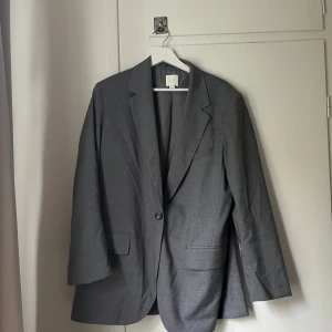Kavaj - Helt oanvänd kavaj, så snygg men har bara inte kommit till användning. 