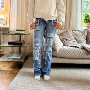 Jeans!  - Snygga jeans tyvärr lite för små för modellen som bär vanligtvis S! Men dom kommer sitta skit snyggt på någon som brukar bära xs.