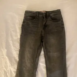 Ett par vero Moda jeans i storlek 32. Lite slitna lappar inuti och har ett ihopsytt hål på knät. Säljer för att de inte kommer till användning. Orginalpris: 499. Säljer: 200💕