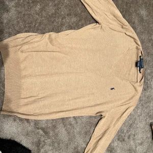 Ralph lauren tröja  - En jätte fin Ralph lauren tröja i färgen beige🥰😍 Nypris:2395kr Priset kan diskuteras🥰🤗