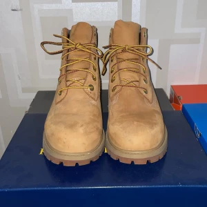 Timberland Skor - Tja! Säljer dessa feta Timberland skor. Perfekt för vintern och har inga defekter. Säljer dem för att de är för små på mig. Skick: 9/10. Storlek 39.