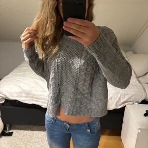 Stickad tröja  - Fin stickad tröja från Gina som inte kommer till användning. Skriv för mer info💕