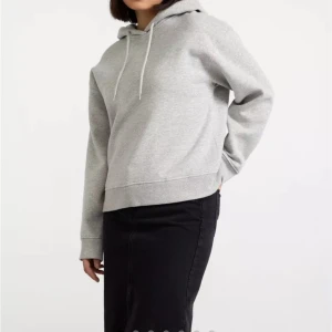 Hoodie - Jätte fin och mysig hoodie ifrån Lindex som är perfekt nu till hösten och vintern när det blir kallare, endast använd en gång så i bra skick.  Säljer då jag tycker den är för stor💗Ordinarie pris är 399kr