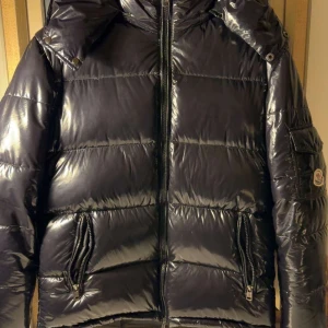 Moncler Maya - Nästan helt oanvänd svart Maya, är M/2 men passar 175-185. Perfekt för vintern. Priset kan diskuteras vid snabb affär.