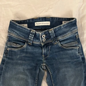 Pepe jeans - W24 l30. Har lagt ner dem passar mig i längden som är 155. Säljer pga ingen andvänding längre.